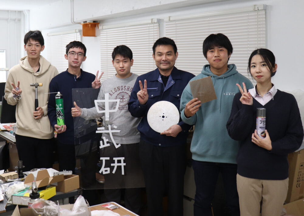 中武先生の研究室にて、21年度卒の学生5名と集合写真